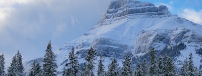 Foto de una montaña con la cumbre nevada