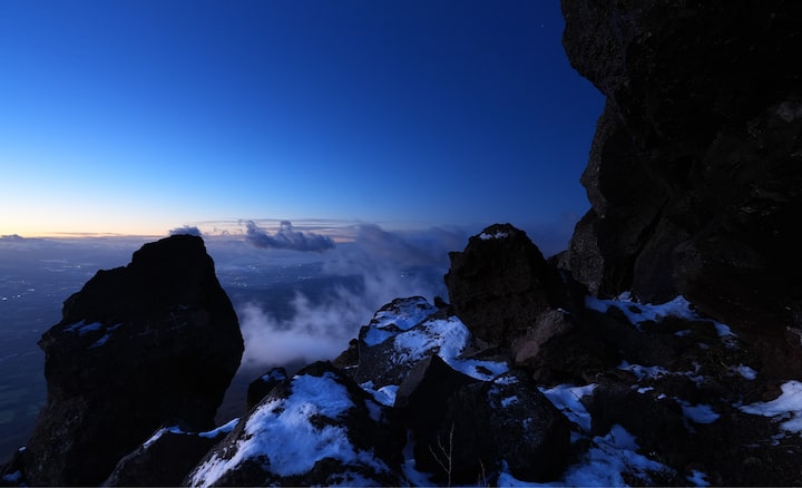 Una vista espectacular desde un área rocosa cubierta de nieve a gran altura